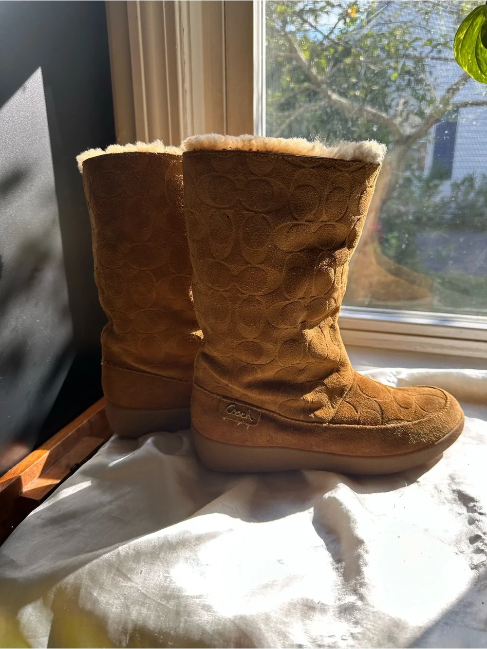 EUC Coach Suede Sherpa Lined Boots in Camel